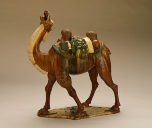 Grobowa figurka z dwugarbnym wielbłądem